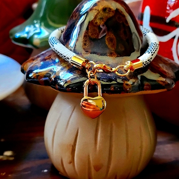 $13 OBO Luxury Inspired Gorgeous Gold Tone Checkered Heart Lock Cord Bracelet - Picture 2 of 3